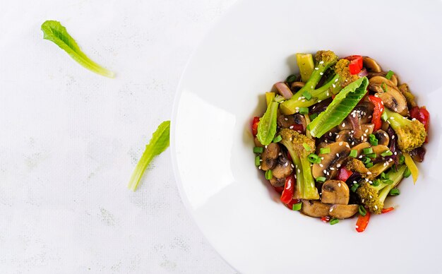Gemüse mit Pilzen, Paprika, roten Zwiebeln und Brokkoli anbraten. Gesundes Essen. Asiatische Küche. Draufsicht, oben