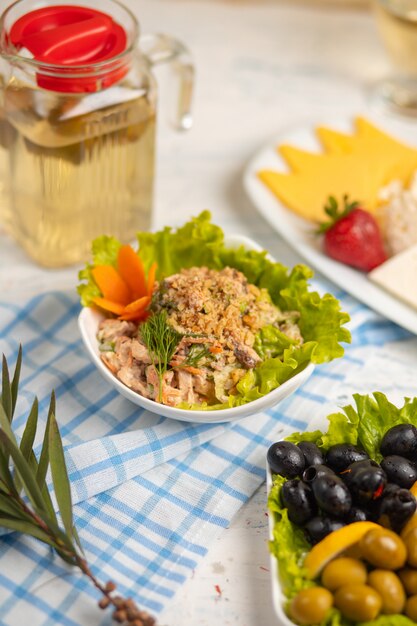 Gemüse, Paprika, Hühnersalat mit Dip-Sauce, dazu Oliven