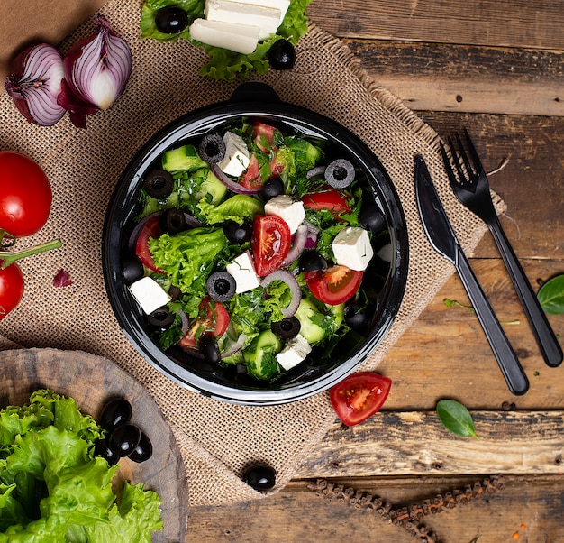 Gemüse-Roka-Salat mit Feta-Weißkäse, grünem Salat, Tomaten und Oliven.