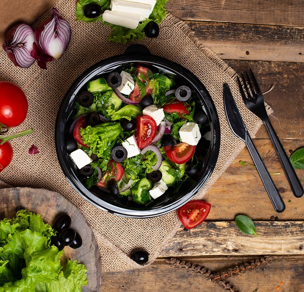 Gemüse-Roka-Salat mit Feta-Weißkäse, grünem Salat, Tomaten und Oliven.