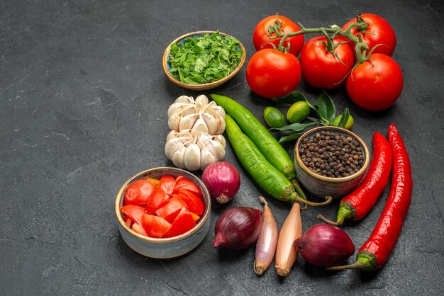 Gemüse tomaten peperoni knoblauch kräuter zwiebel gewürze zitrusfrüchte