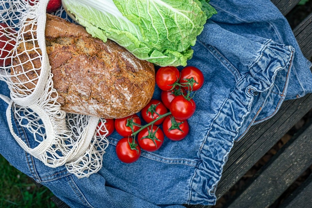 Gemüse und Brot in einem Einkaufstaschen-Picknickkonzept
