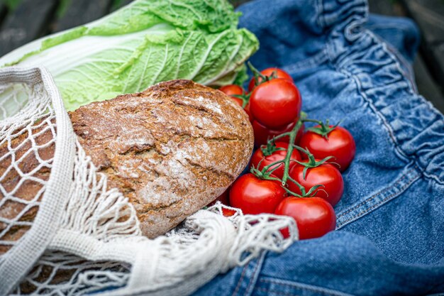 Gemüse und Brot in einem Einkaufstaschen-Picknickkonzept