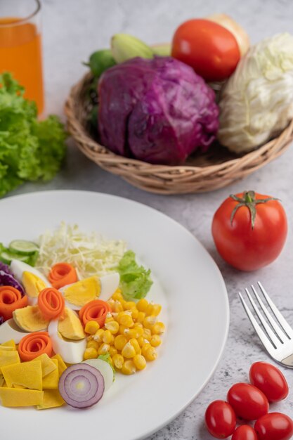 Gemüse- und Obstsalat auf einem weißen Teller.