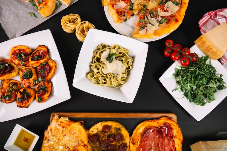 Kostenlose Foto gemüse und pizza in der nähe von pasta