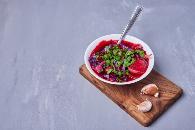 Gemüsesalat auf blau geschnitten