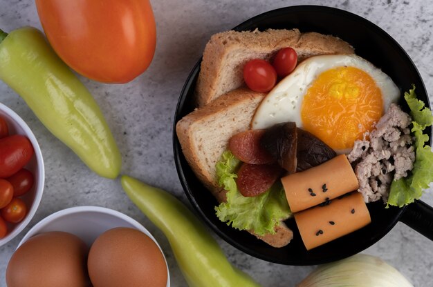 Gemüsesalat mit Brot und gekochten Eiern in der Pfanne.