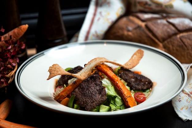 Gemüsesalat mit gegrilltem Fleisch und gebratenen Karotten