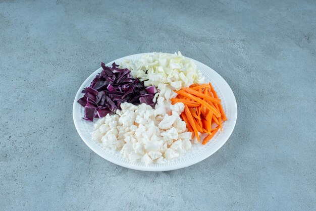 Gemüsesalat mit gehacktem und gehacktem Blumenkohl, Kohl und anderen Zutaten.