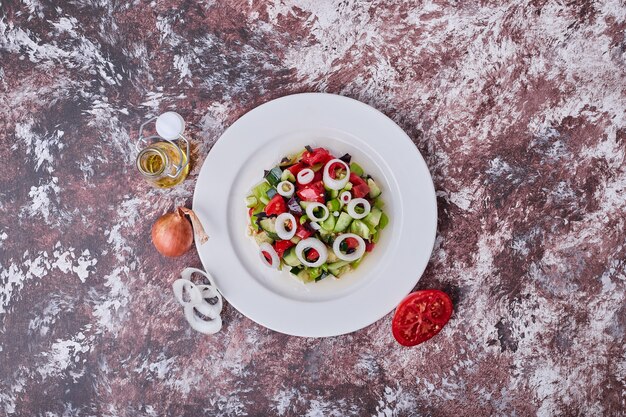 Gemüsesalat mit gehackten und gehackten Zutaten auf dem Tisch.