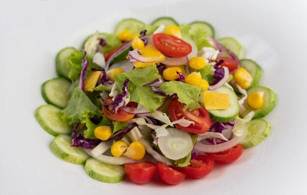 Gemüsesalat mit gekochten Eiern in einer weißen Schale.