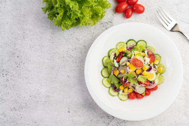 Gemüsesalat mit gekochten Eiern in einer weißen Schale.