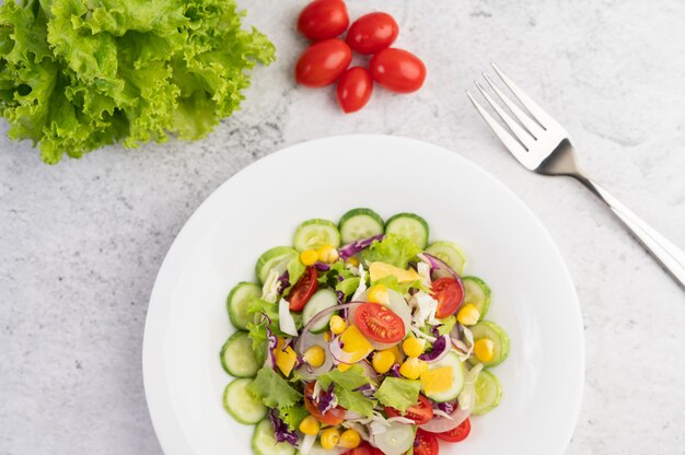 Gemüsesalat mit gekochten Eiern in einer weißen Schale.