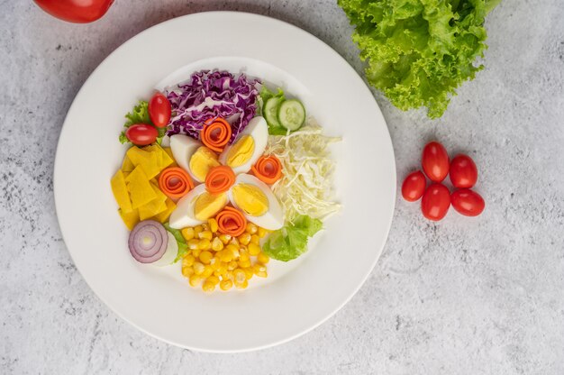 Gemüsesalat mit gekochten Eiern in einer weißen Schale.