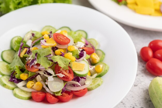 Gemüsesalat mit gekochten Eiern in einer weißen Schale.