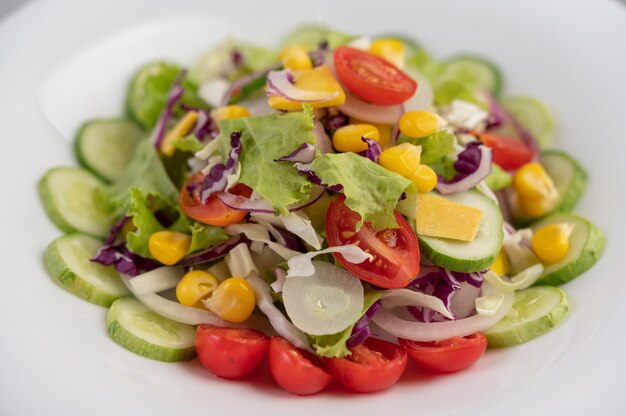 Gemüsesalat mit gekochten Eiern in einer weißen Schale.