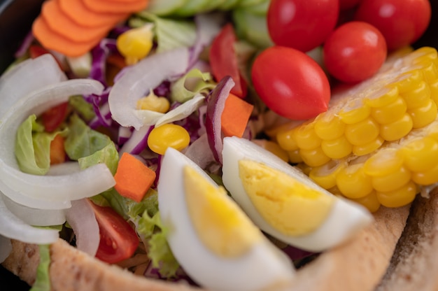 Gemüsesalat mit gekochten Eiern in einer weißen Schale.