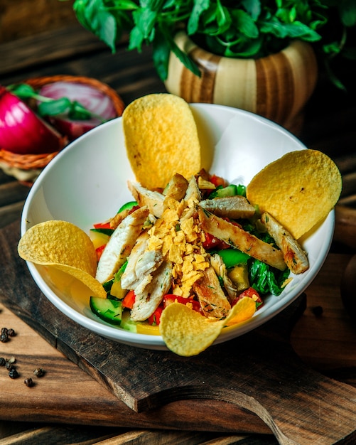 Gemüsesalat mit Hähnchenscheiben und Pommes