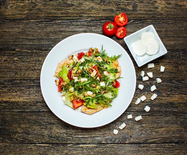 Kostenloses Foto gemüsesalat mit huhn und walnüssen