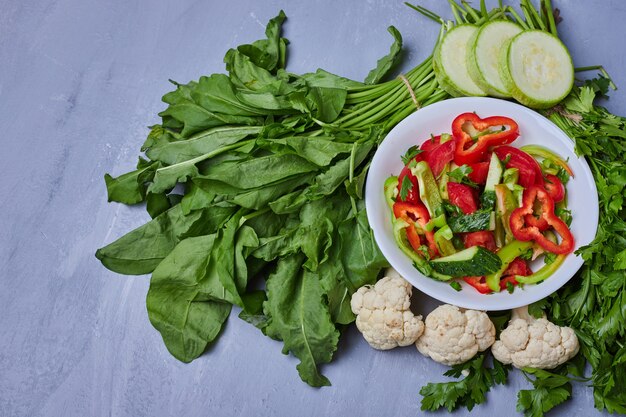 Gemüsesalat mit Kräutern auf Blau