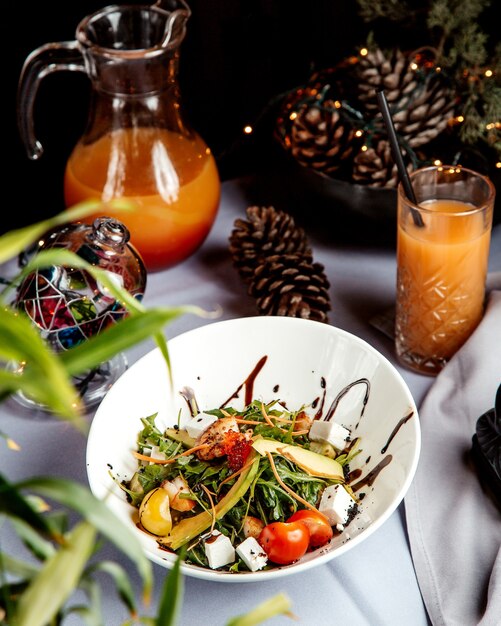 Gemüsesalat mit Kräutern und Glas Saft