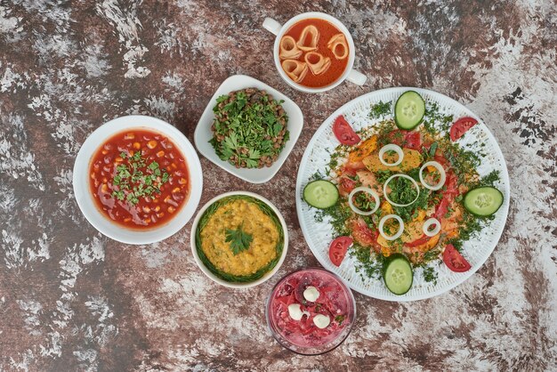 Gemüsesalat mit Lebensmitteln in Keramikschalen.