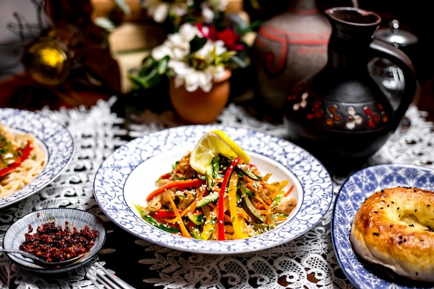 Gemüsesalat mit Paprika Gurke eingelegte Gurke mit Sesamstreuseln