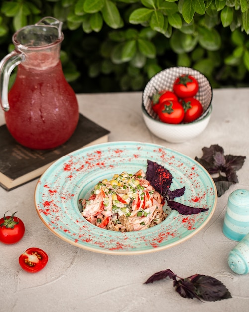 Gemüsesalat mit rotem Basilikum, Tomate und rotem Kompost.