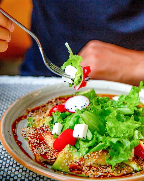 Gemüsesalat mit Sesam belegt