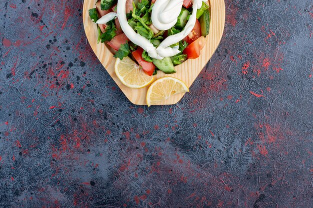 Gemüsesalat mit Weißkäse und Zitrone.