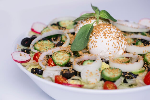 Kostenloses Foto gemüsesalat mit zwiebeln und schwarzen oliven