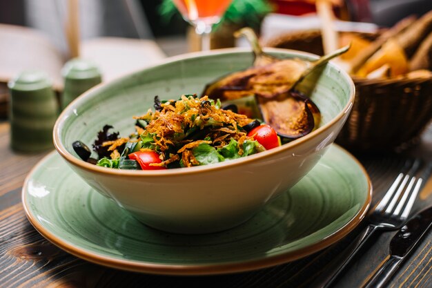 Gemüsesalat Salat Tomaten Gurke Oliven Hühneraugen gebratene Auberginen Seitenansicht