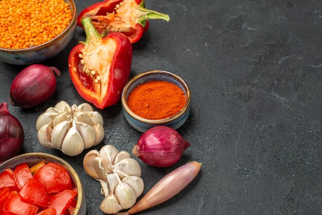 Gemüseschale der seitlichen Nahaufnahmeansicht von Linsen-Tomatengewürzen Paprika auf dem schwarzen Hintergrund