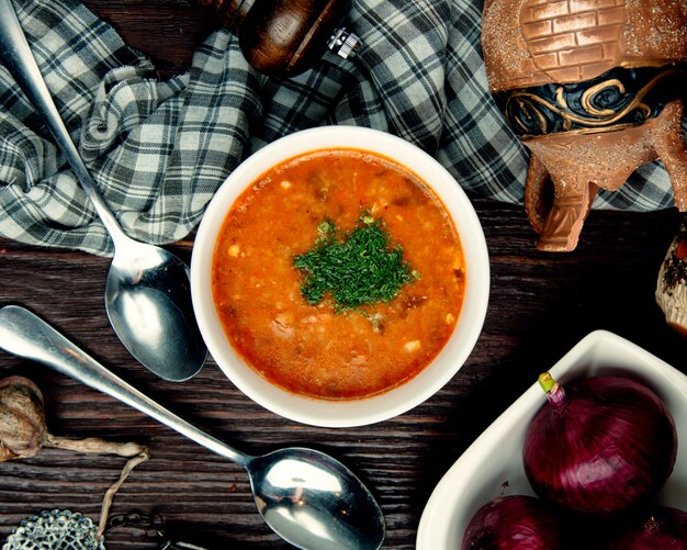 Gemüsesuppe auf Hühnerbrühe mit Kräutern bestreut