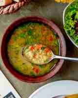 Kostenloses Foto gemüsesuppe mit kräutern serviert