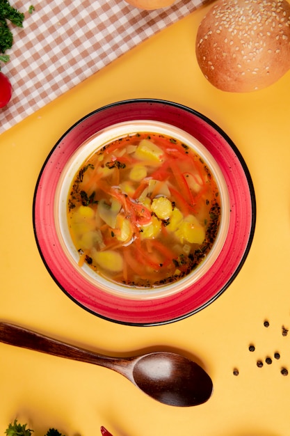 Gemüsesuppe mit Sesambrötchen und Holzlöffel