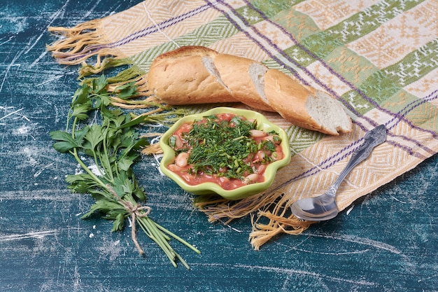 Kostenloses Foto gemüsesuppe serviert mit baguettebrot.