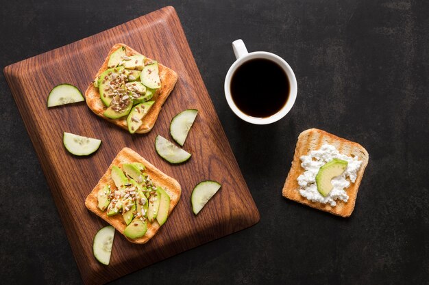 Gemüsetoast und Kaffee