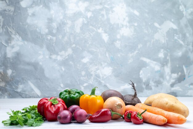 Gemüsezusammensetzung mit frischem Gemüse, grünen Karotten und Kartoffeln auf leichtem Schreibtisch