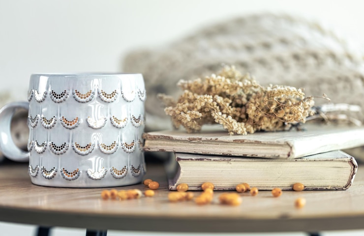 Kostenlose Foto gemütliche hauskomposition mit büchern auf dem tisch nahaufnahme