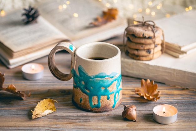 Gemütliche Herbstkomposition mit einer handgefertigten Tasse-Closeup