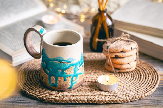 Kostenloses Foto gemütliche herbstkomposition mit einer handgefertigten tasse-closeup