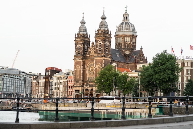 gemütliche Innenhöfe von Amsterdam, Bänke, Fahrräder, Blumen in Wannen. Straßen von Amsterdam