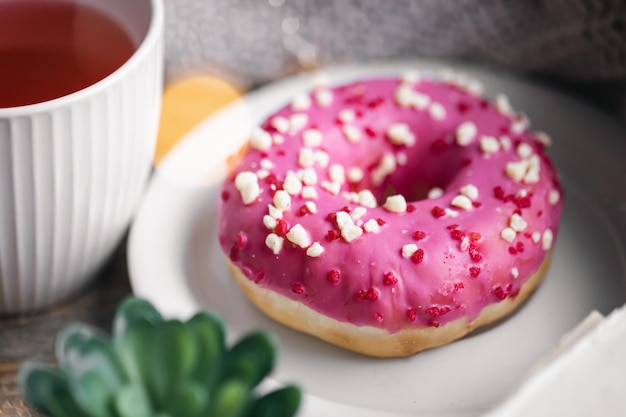 Kostenloses Foto gemütliche komposition mit donut und tasse tee