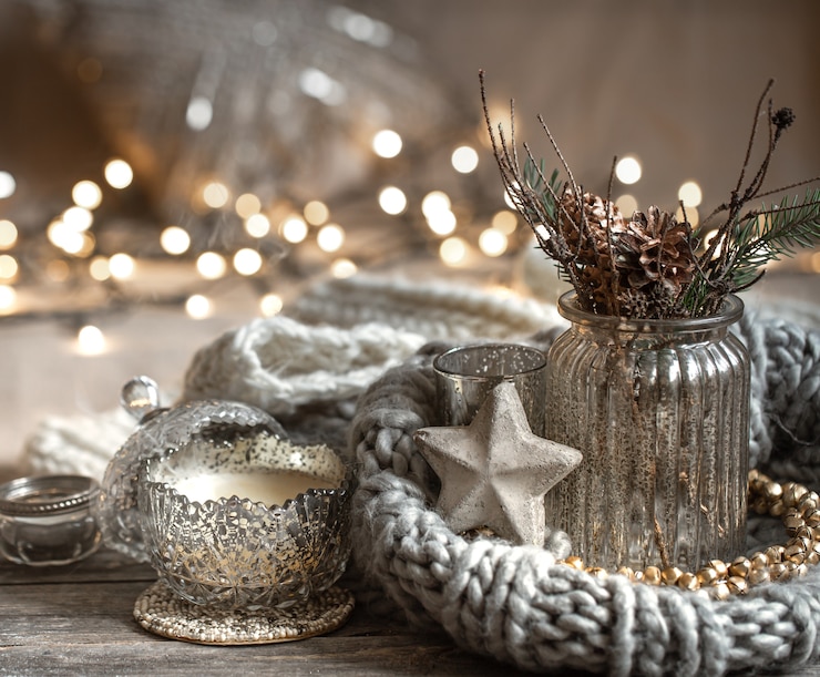 Kostenlose Foto gemütliche weihnachtskomposition mit kerzen in einem dekorativen kerzenhalter. das konzept von wohnkomfort und wärme.