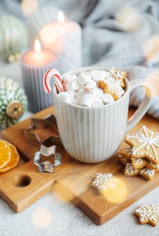 Gemütliche winter- und weihnachtsstimmung mit heißem kakao und hausgemachten keksen