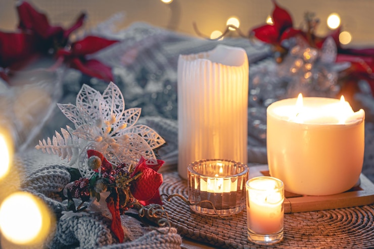 Kostenlose Foto gemütliche winterkomposition mit brennenden kerzen und weihnachtsdekorationsdetails
