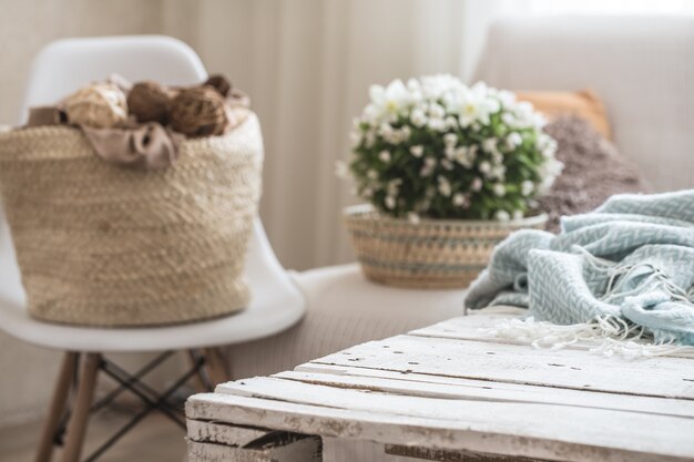 Gemütliche Wohnkultur im Wohnzimmer auf einem Stuhl