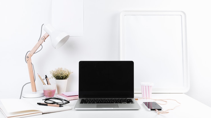 Kostenlose Foto gemütlicher arbeitsplatz mit laptop