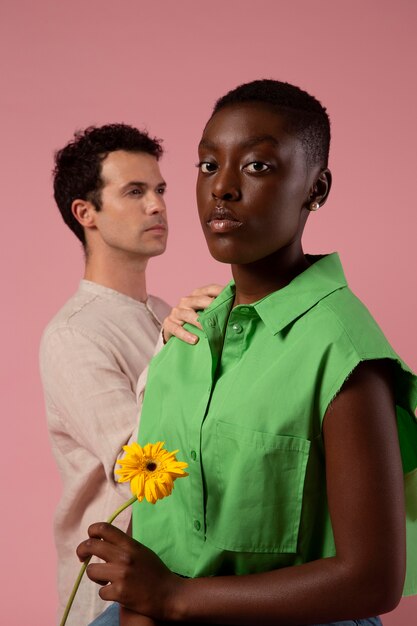 Gender-Fluid-Menschen posieren in einem rosa Studio